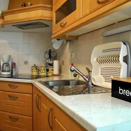 Riverside Village アパート