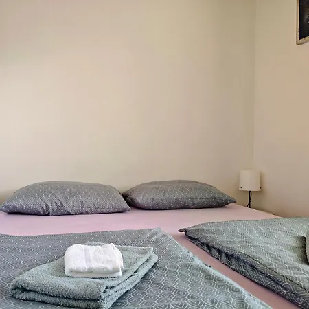 Riverside Village Apartman *